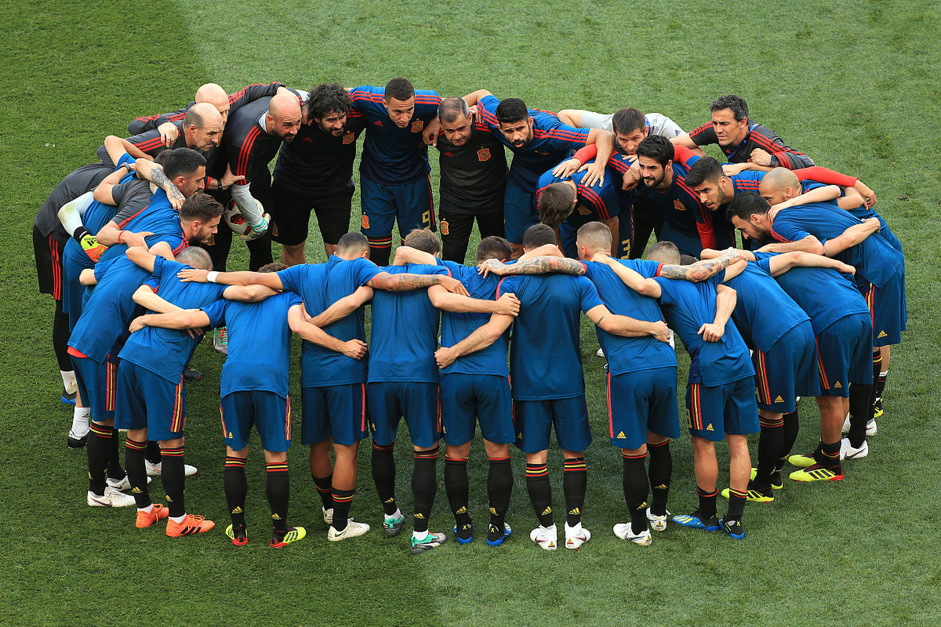 足球比赛中球队展现了对手无法战胜的力量 足球比赛中球队展现了对手无法战胜的力量