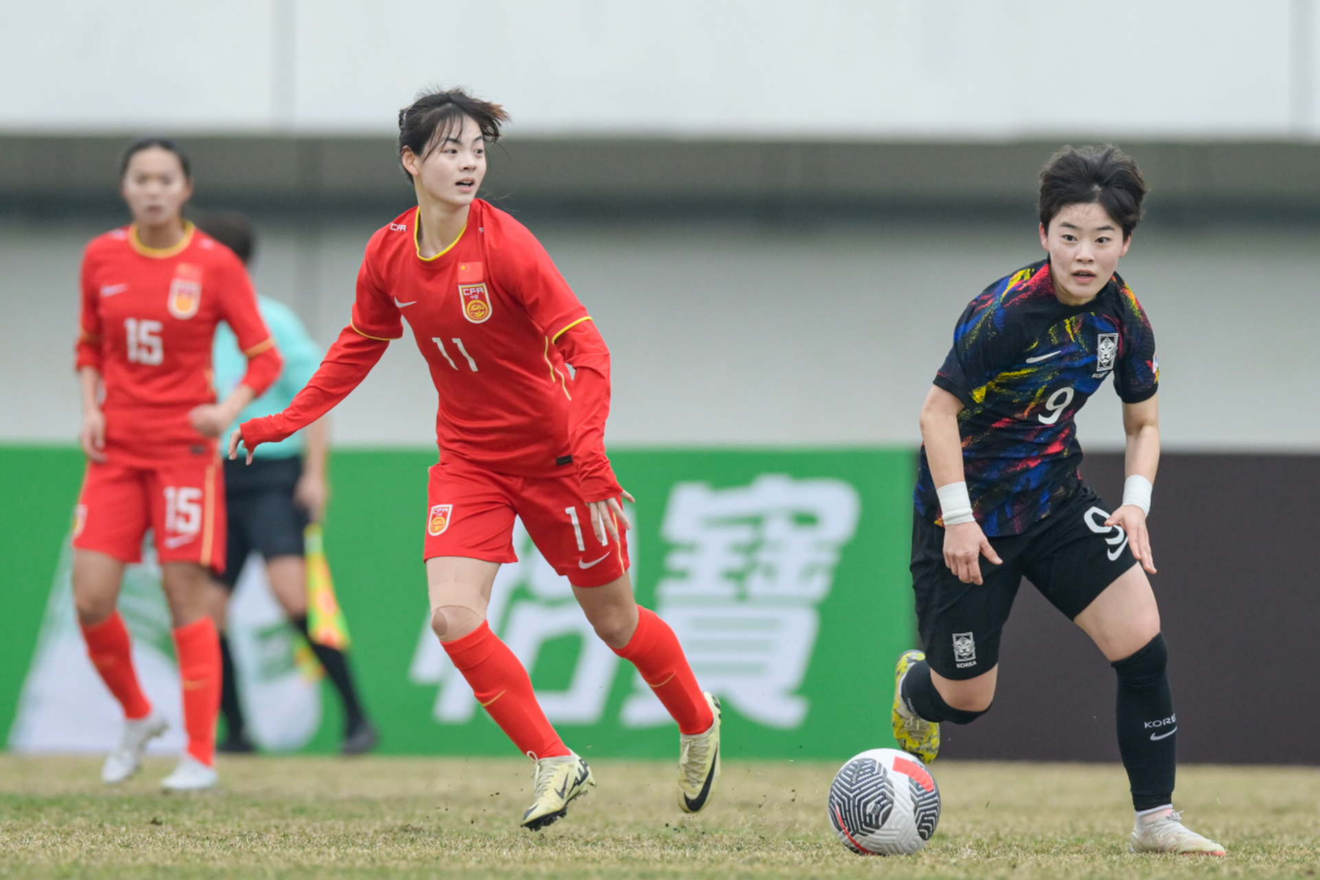 中国女足运动员在比赛中铁杆防守获胜 中国女足运动员在比赛中铁杆防守获胜