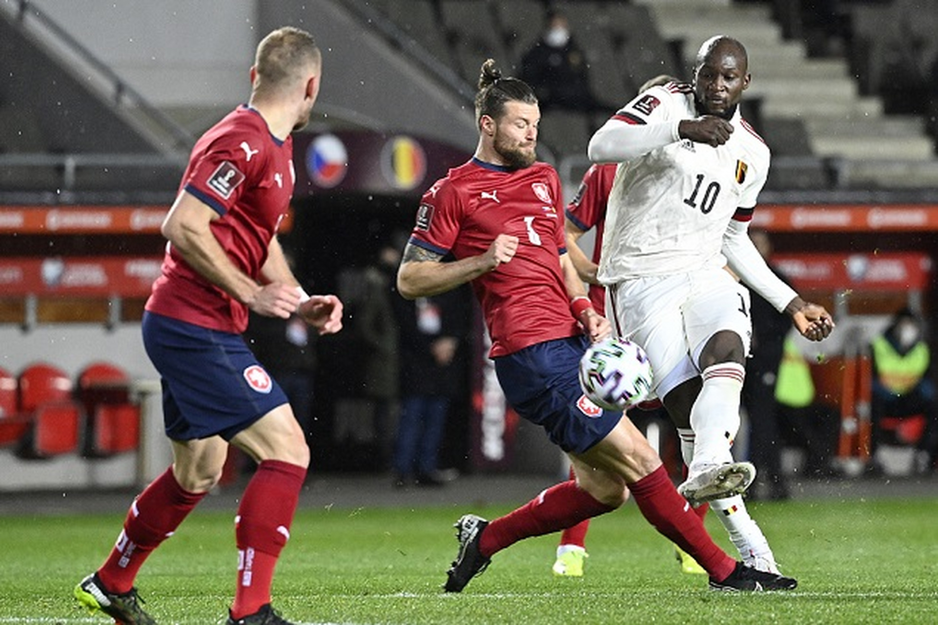 包含捷克客场战胜直布罗陀，实力完胜的词条