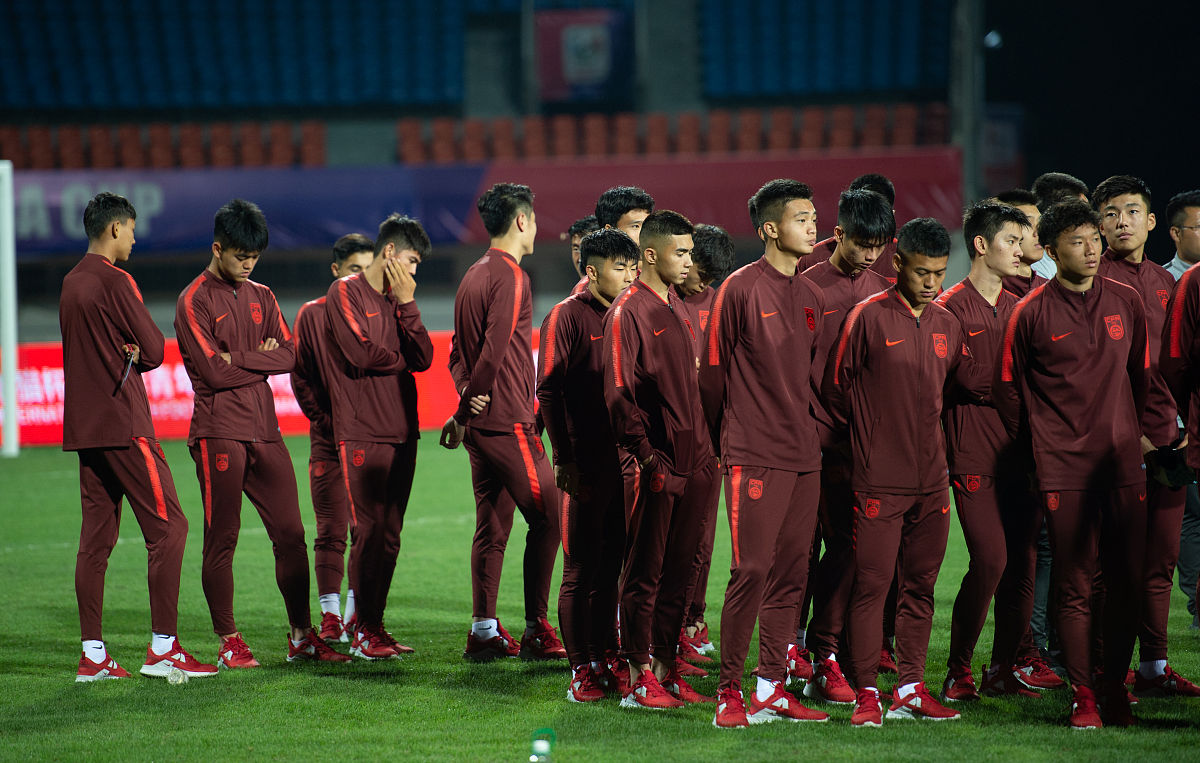 球场上精彩比拼,球员们奋勇拼搏的简单介绍 球场上精彩比拼,球员们奋勇拼搏的简单介绍