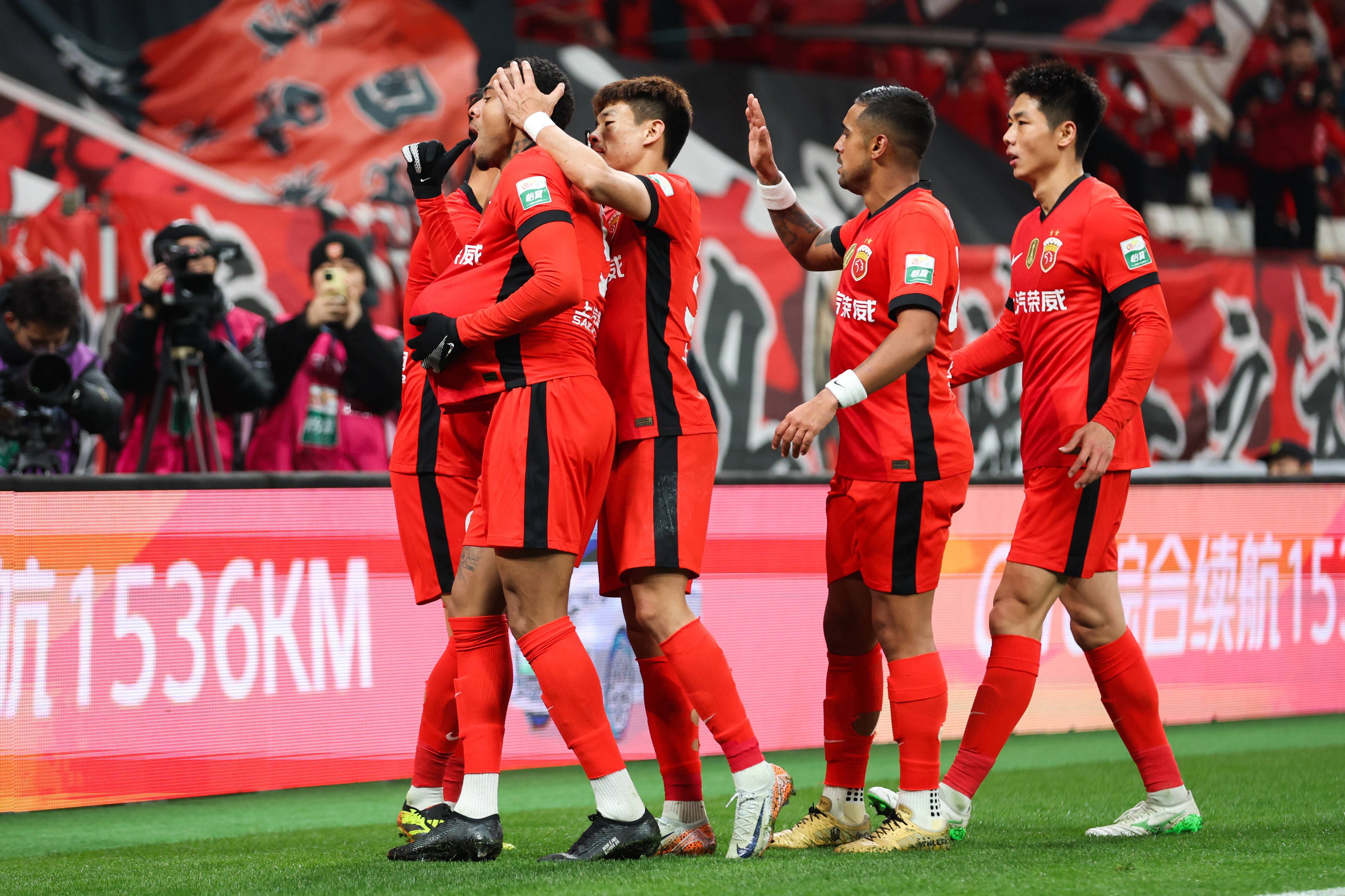 顶级联赛再掀热潮,球队展现出色表现 顶级联赛再掀热潮,球队展现出色表现