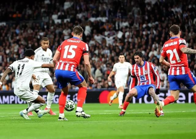 包含热血激荡！足球比赛赛场上的焦点的词条