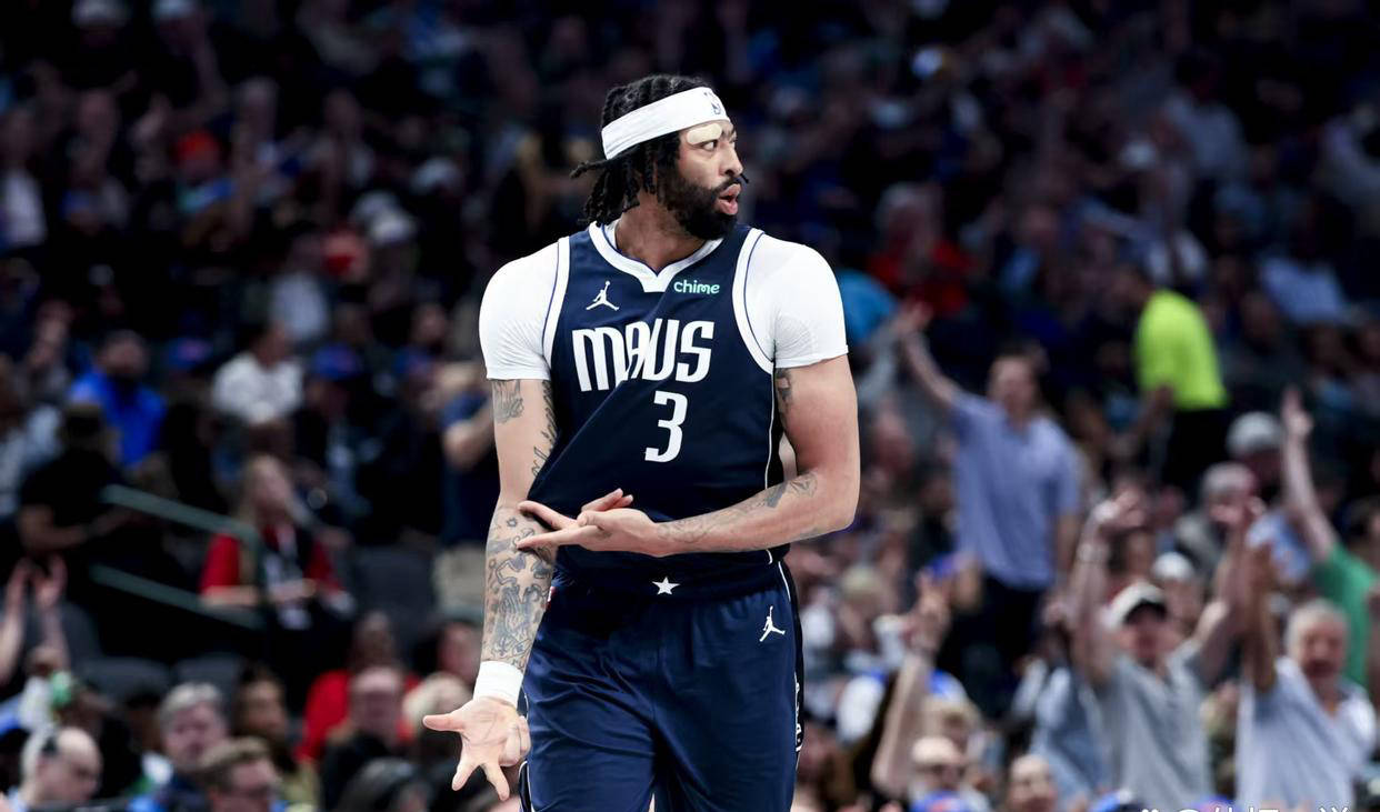 独行侠队迎来胜利,球员纷纷高兴庆祝的简单介绍 独行侠队迎来胜利,球员纷纷高兴庆祝的简单介绍