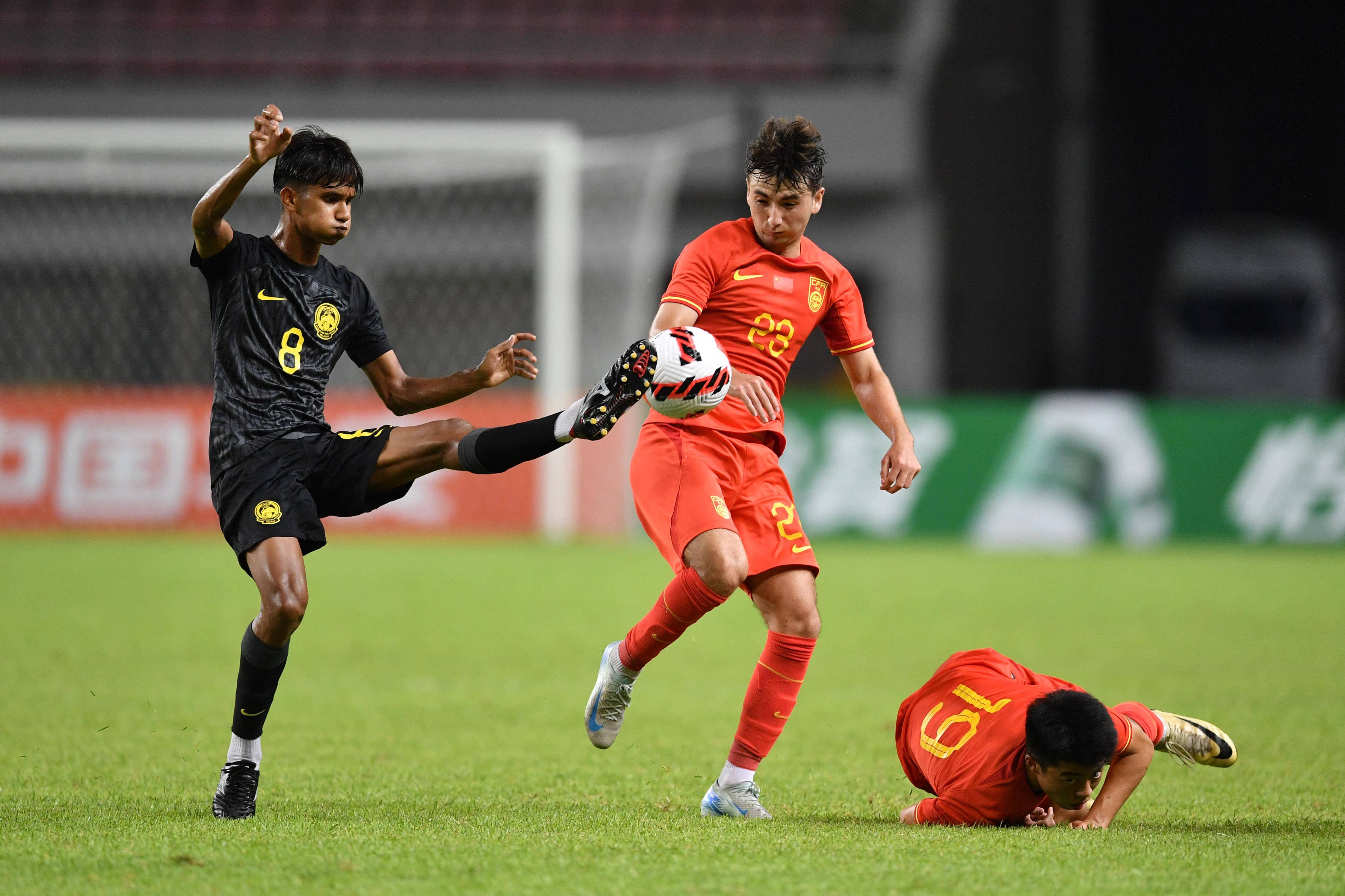 令人期待的足球比赛:球队激烈角逐 令人期待的足球比赛:球队激烈角逐