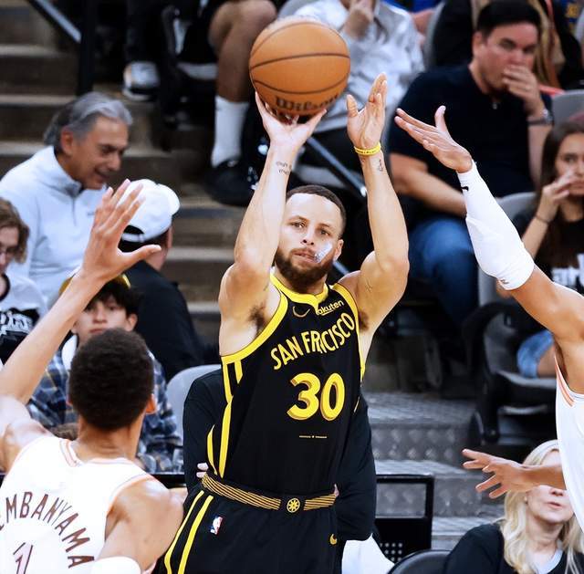 库里内线恢复出色，率勇士队再次胜利