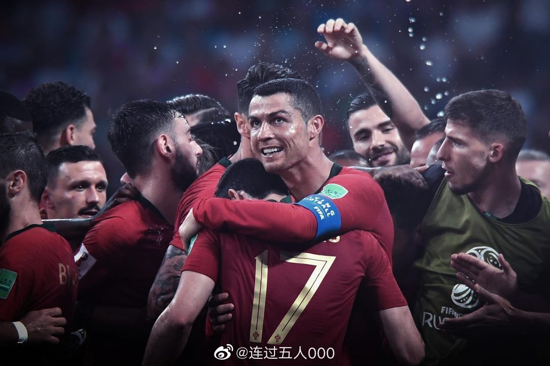 足球比赛中球队突破了困难取得胜利