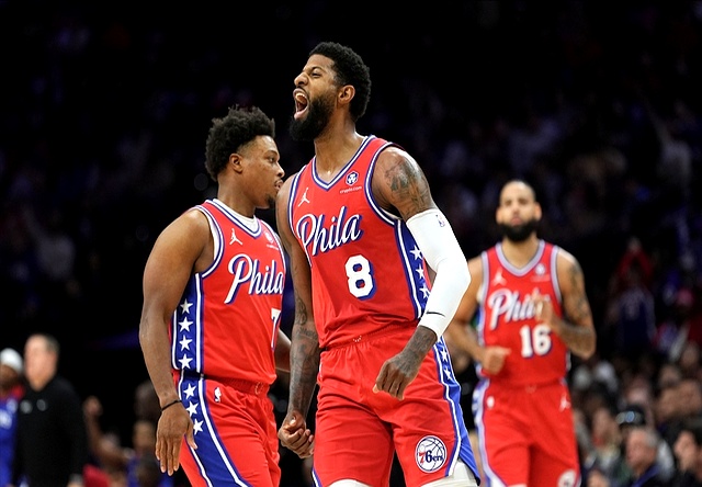 场上对决:两支球队交锋惊现激烈拼抢 场上对决:两支球队交锋惊现激烈拼抢