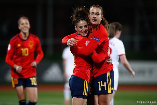 西班牙女足表现出色赢得观众喝彩
