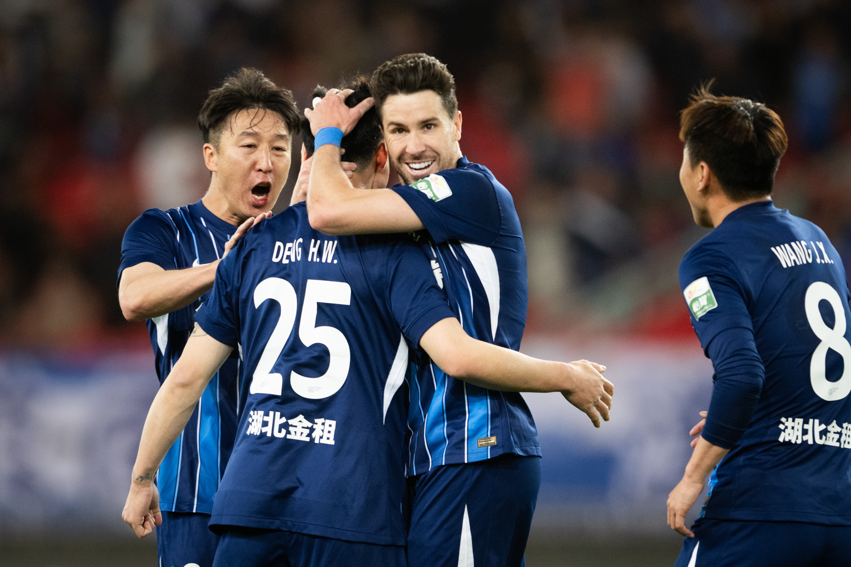 包含国内职业足球联赛比赛持续激烈,球队竞争白热化的词条 包含国内职业足球联赛比赛持续激烈,球队竞争白热化的词条