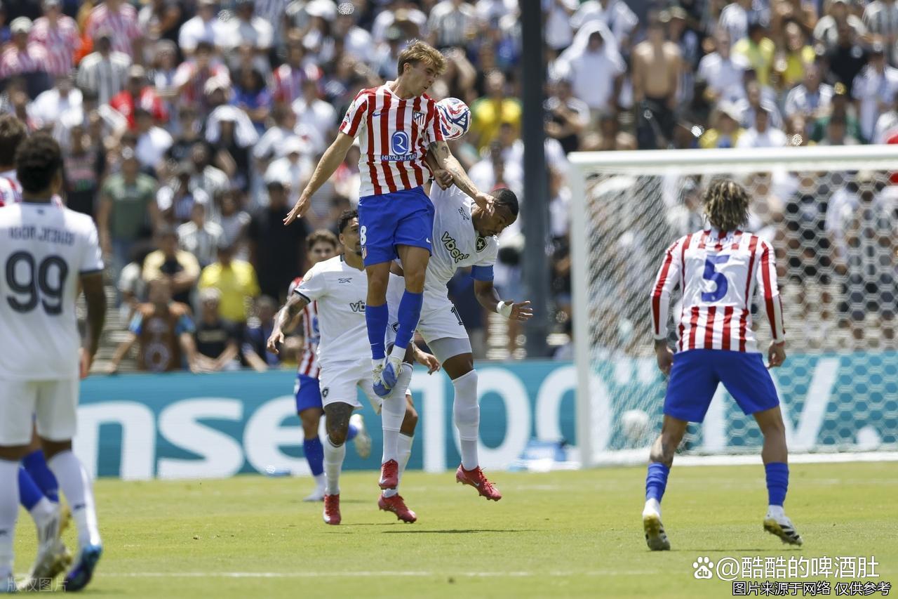 裁判判罚争议引起众多热议，裁判受质疑