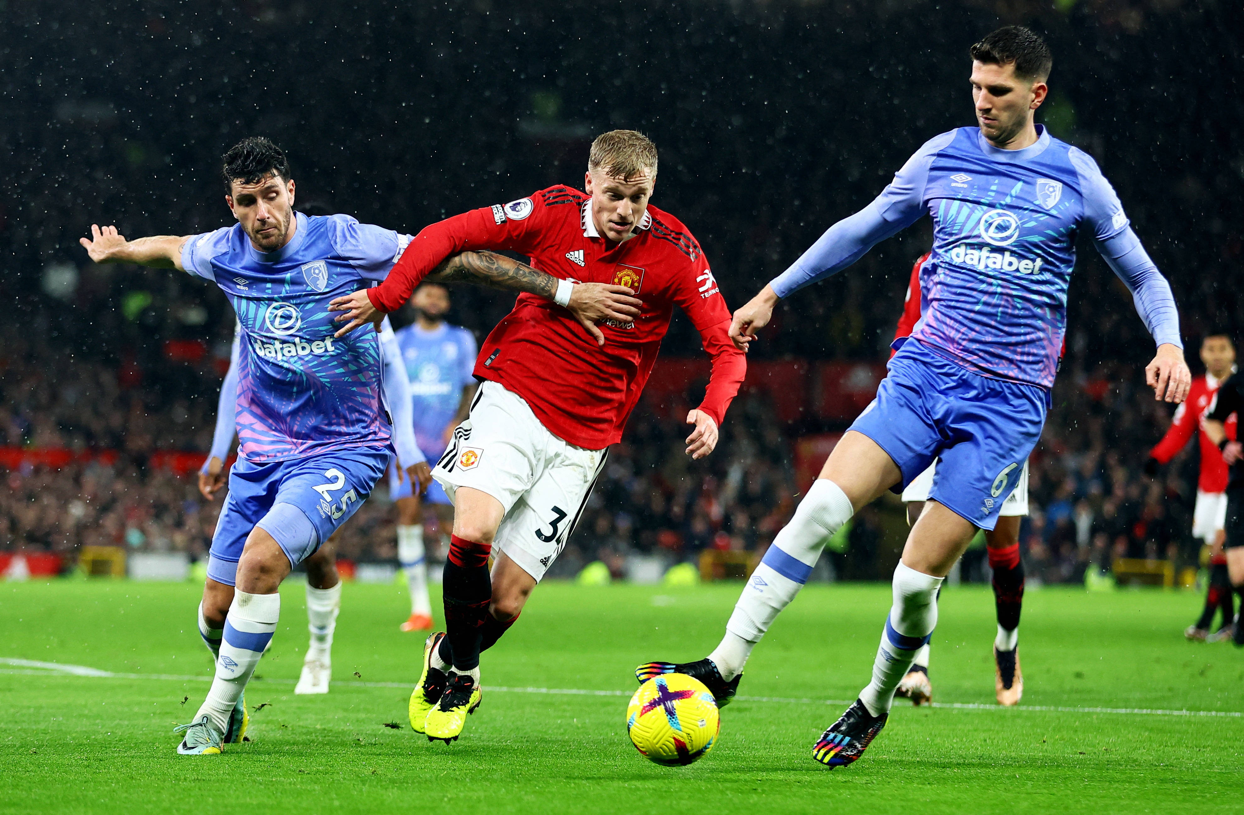 曼联在英超赛场上取得胜利,争冠形势激烈的简单介绍 曼联在英超赛场上取得胜利,争冠形势激烈的简单介绍