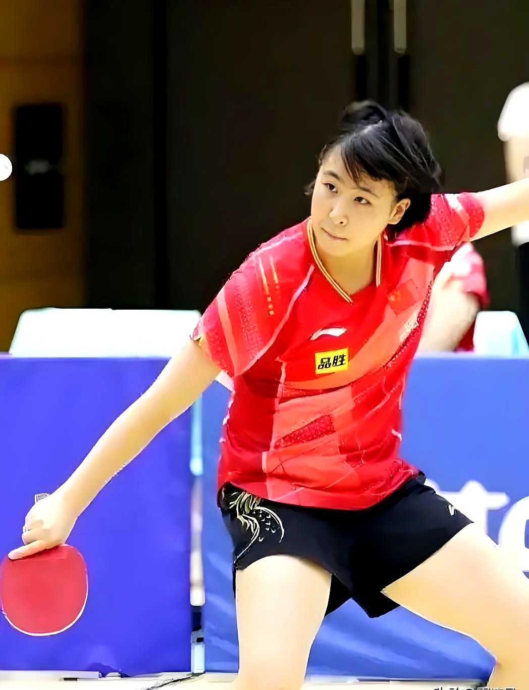 青年球员在比赛中展现出色技术