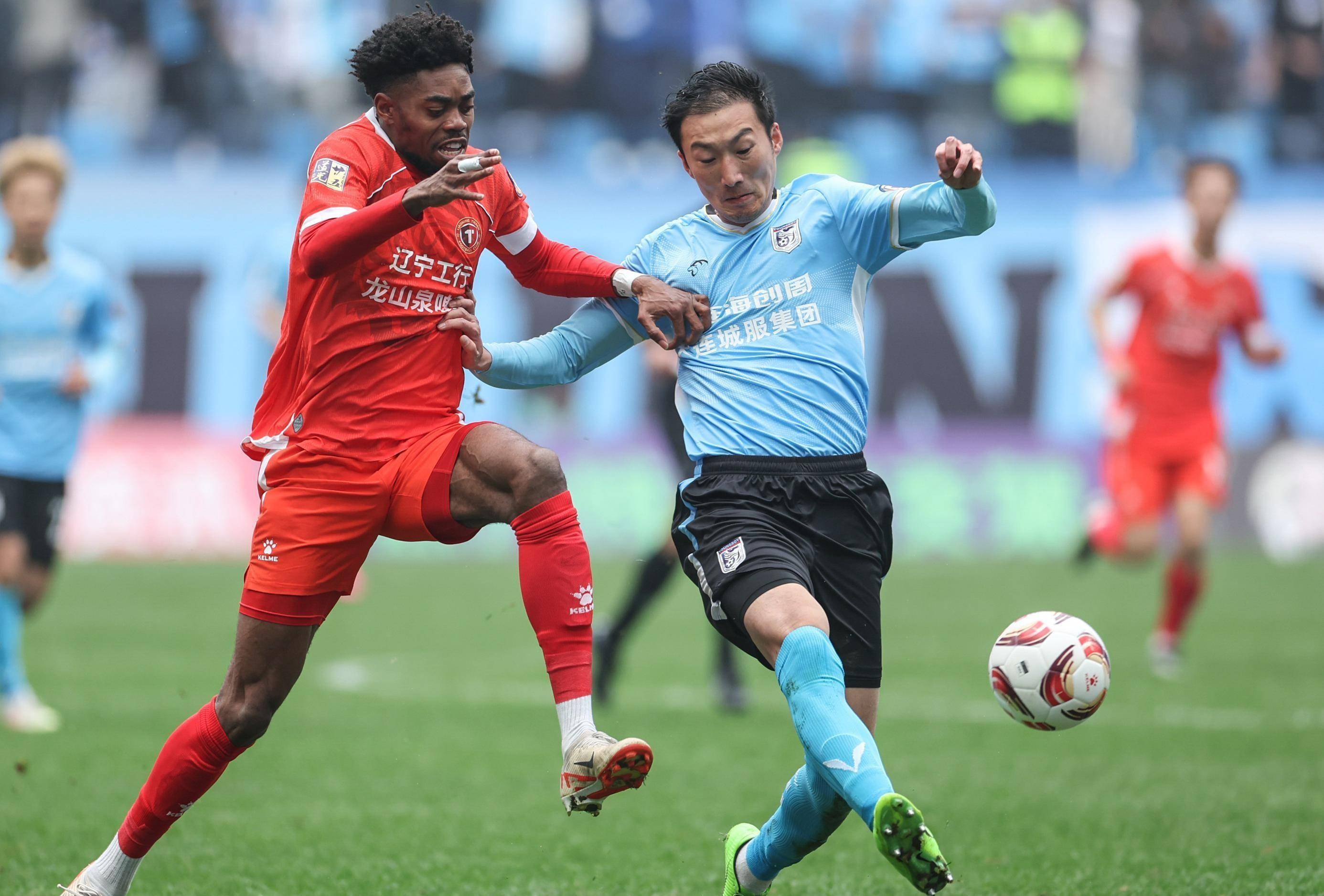 里尔队球迷热情助威现场氛围火爆的简单介绍 里尔队球迷热情助威现场氛围火爆的简单介绍