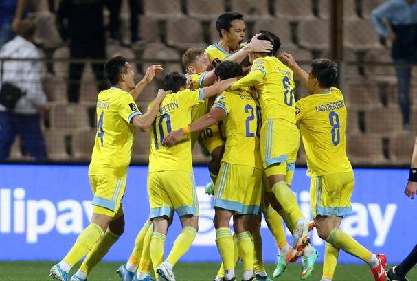 开云体育下载-同性别足球比赛中，两队激烈对抗的简单介绍