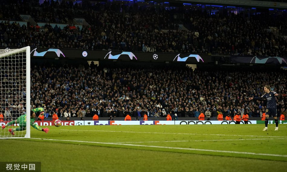 包含曼城大胜在望，欧冠四强席位近在咫尺的词条